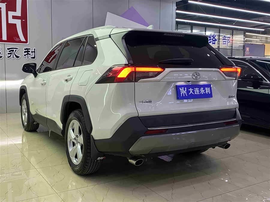 Toyota RAV4 2020 car image #18