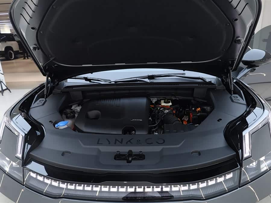 Lynk & Co 08 EM-P 2025 car image #18