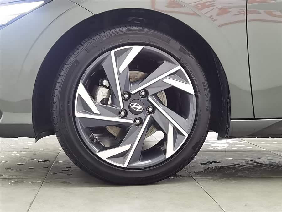 Hyundai Elantra 2023 immagine di auto #18