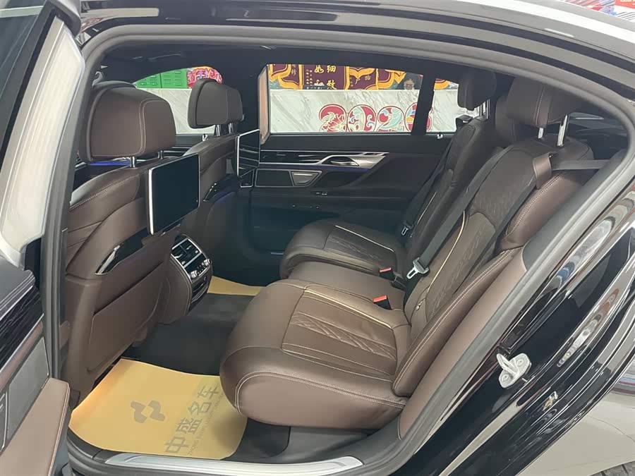 BMW 7 Series 2021 car image #18