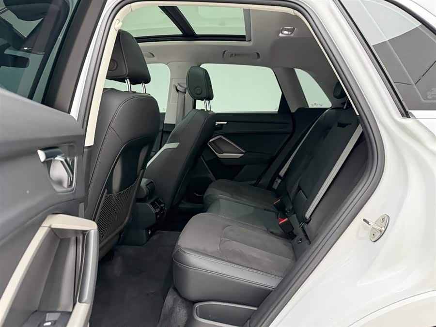 Audi Q3 2022 car image #18