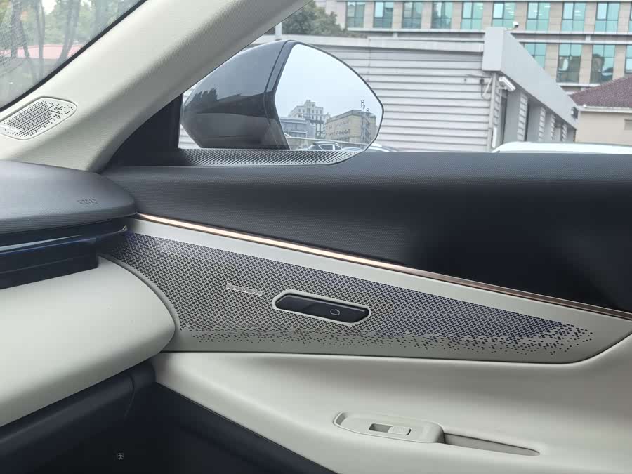 Lynk & Co 08 EM-P 2023 car image #18