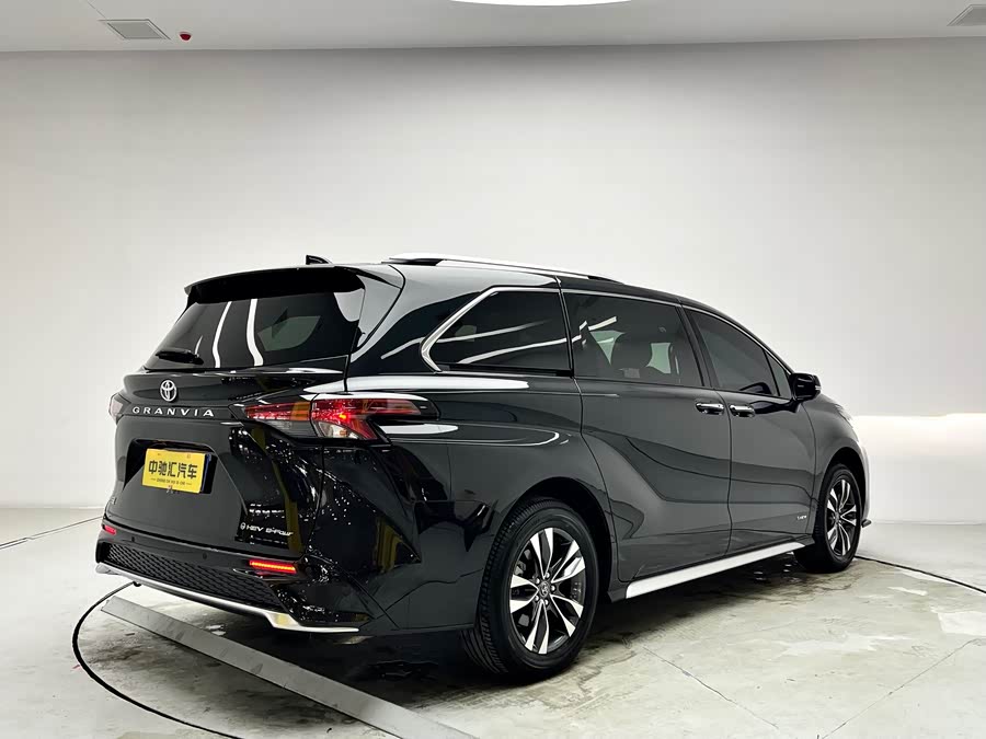 Toyota Granvia 2024 car image #18