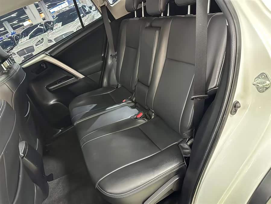 Toyota RAV4 2019 car image #18