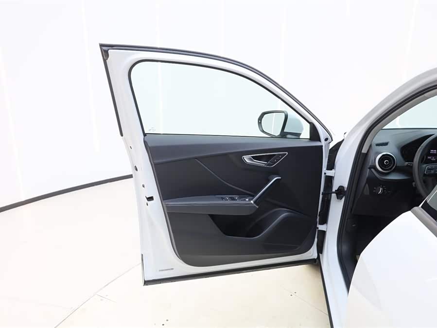 Audi Q2L 2023 car image #18