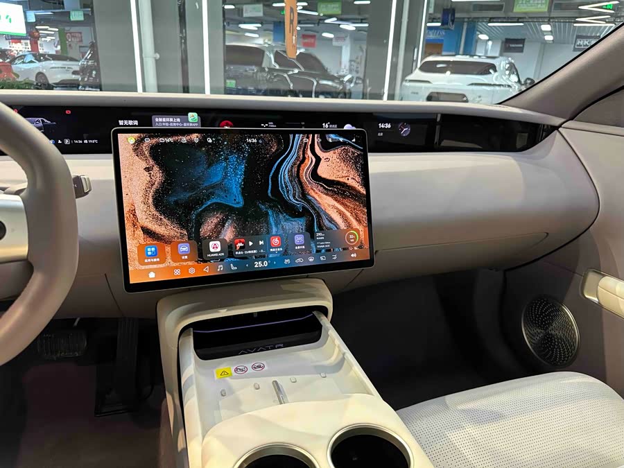 Avatr 06 2025 car image #18