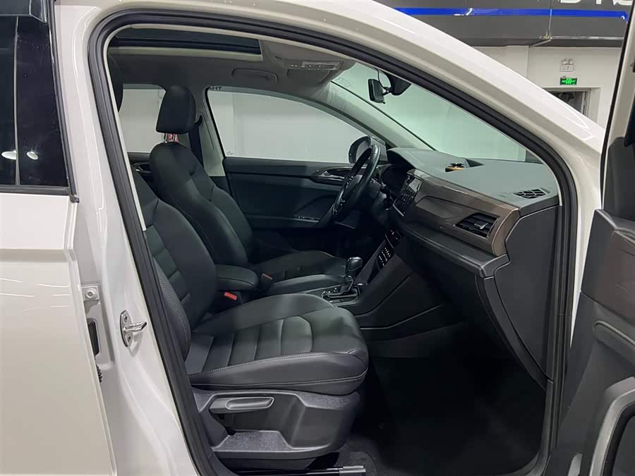 Volkswagen Tharu 2020 car image #18