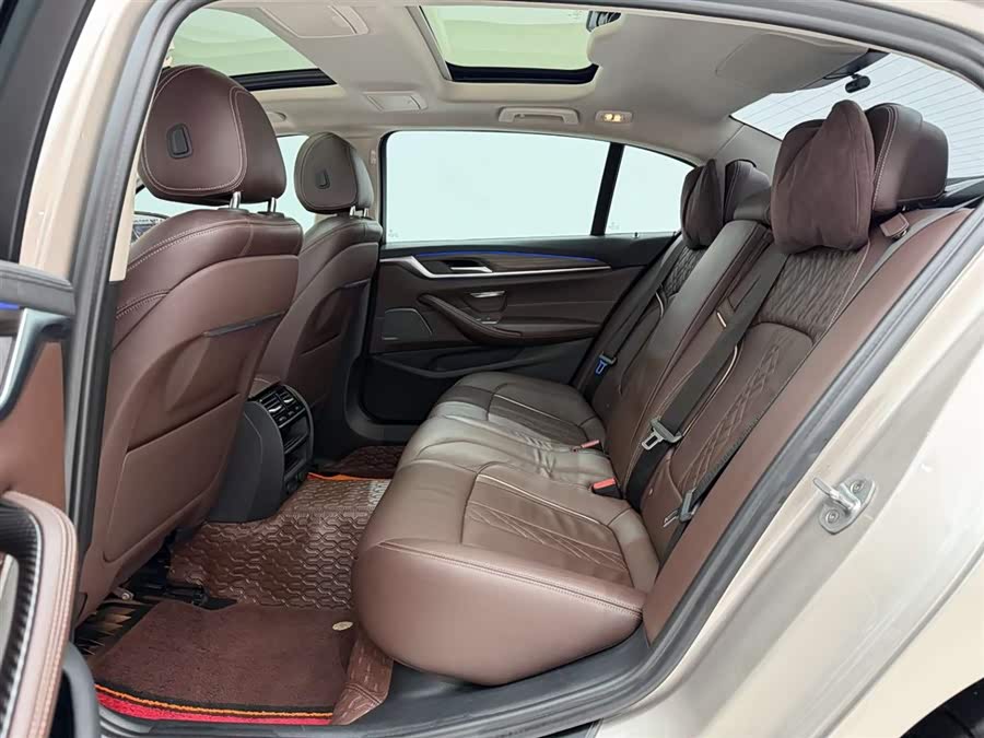 BMW 5 Series 2019 immagine di auto #18