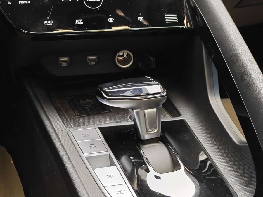 Hyundai Elantra 2023 immagine di auto #18