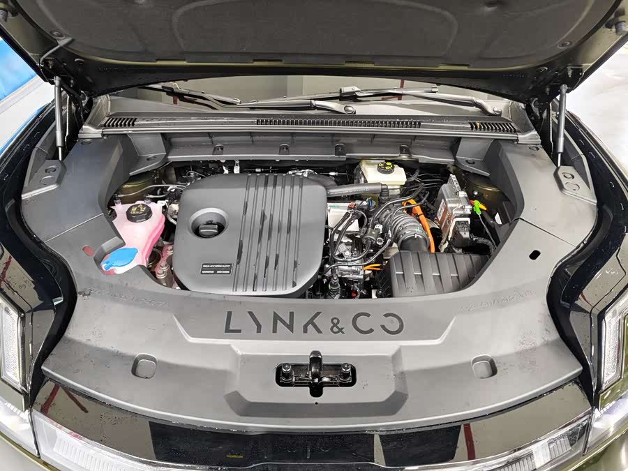 Lynk & Co 08 EM-P 2025 car image #18