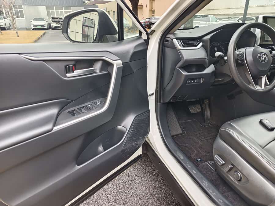 Toyota RAV4 2020 car image #18