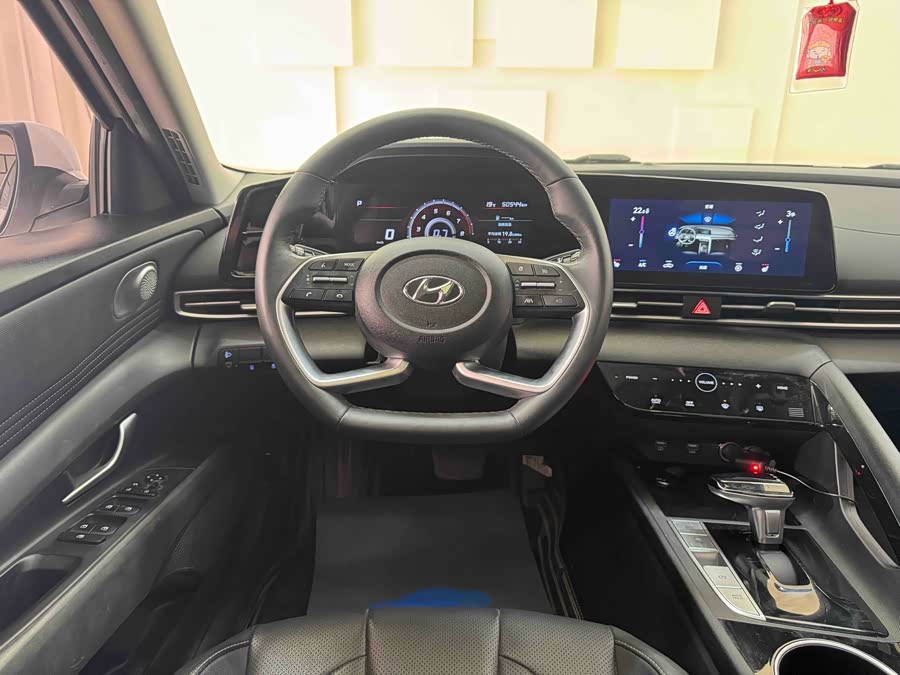 Hyundai Elantra 2021 immagine di auto #18