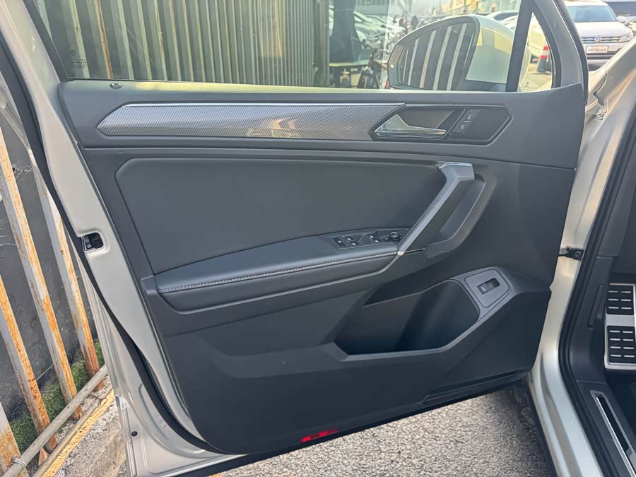 Volkswagen Tiguan L 2021 car image #18