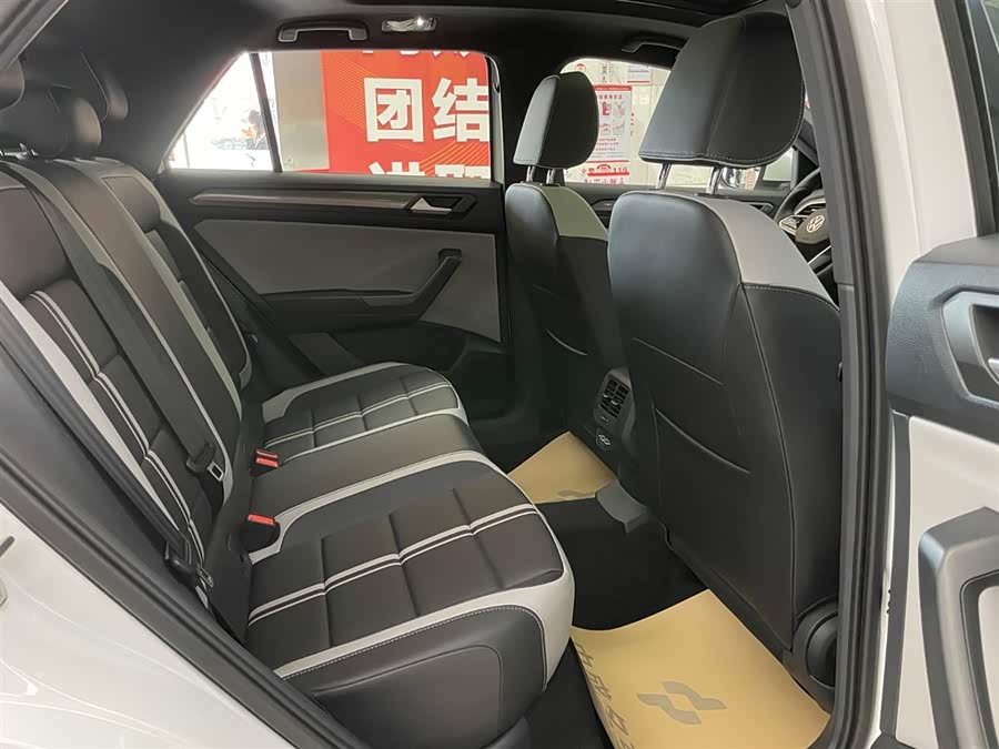 Volkswagen T-Roc 2024 car image #18