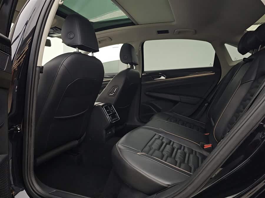 Volkswagen Passat 2021 car image #18