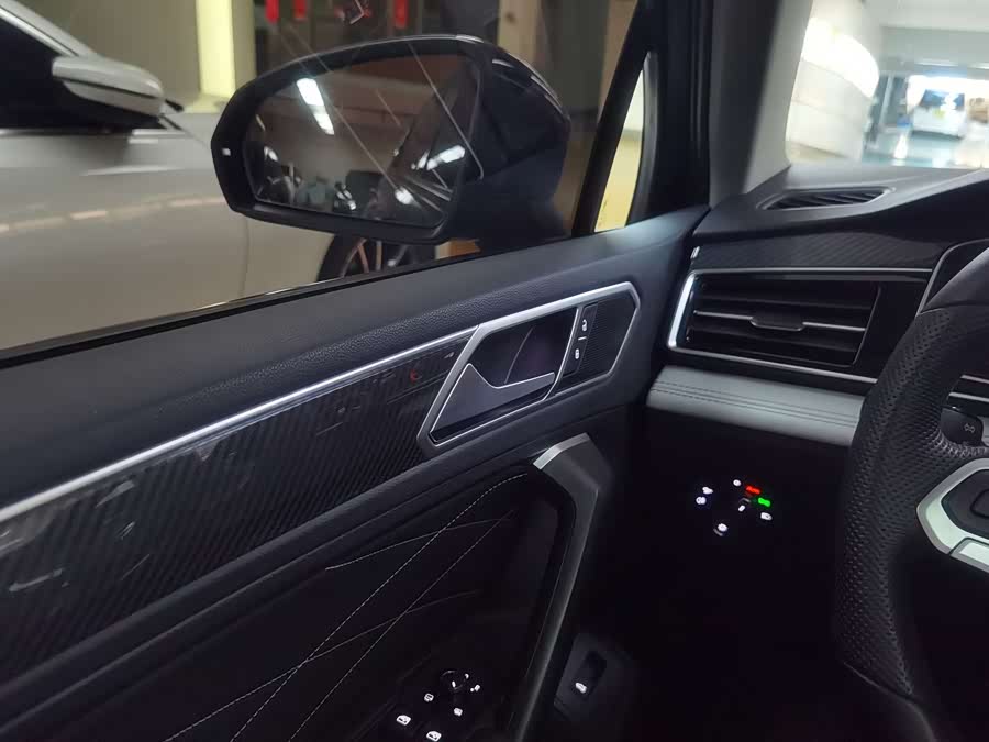 Volkswagen Tiguan L 2023 car image #18