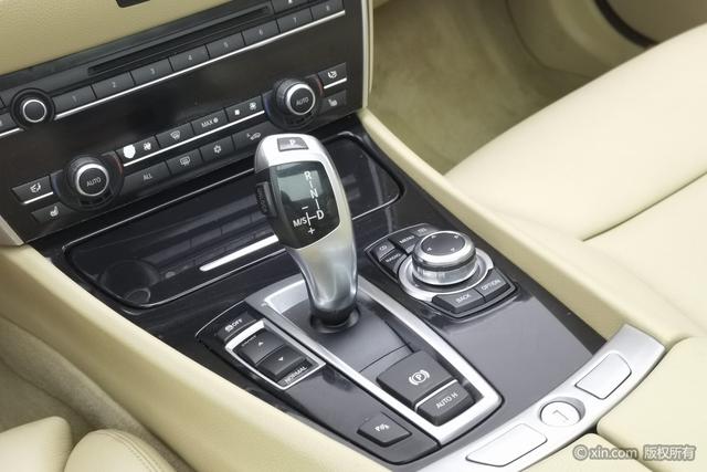 BMW 5 Series GT 2011 immagine di auto #18