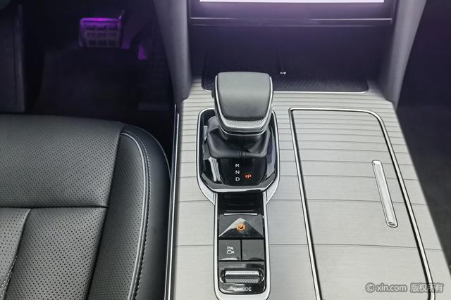 HongQi HS7 PHEV 2025 car image #18