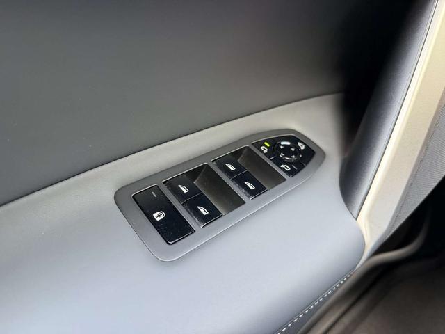 BMW iX 2022 car image #18