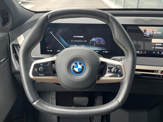 BMW iX 2024 immagine di auto #18