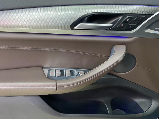 BMW X4 2020 car image #18