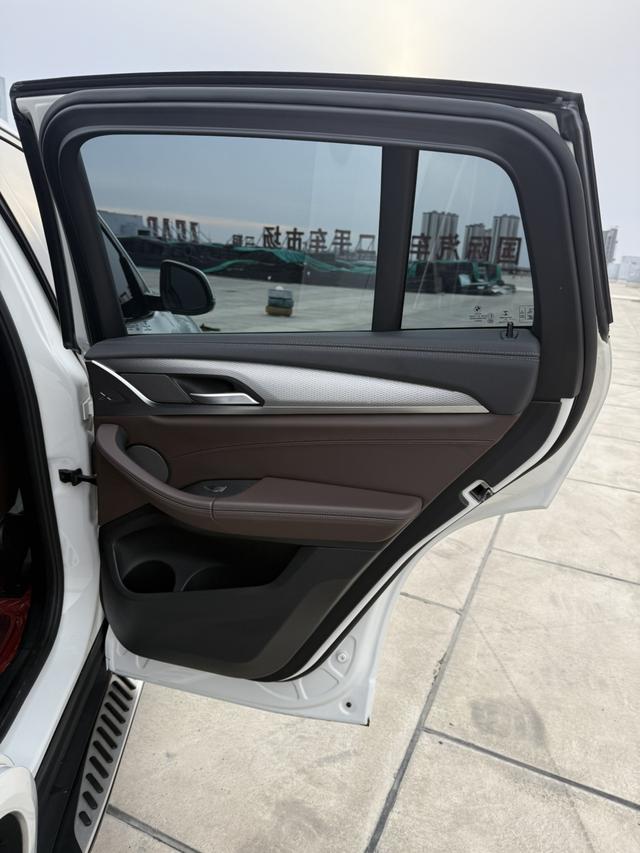 BMW X4 2021 car image #18