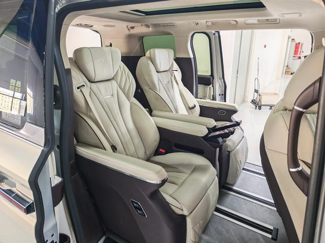 HongQi HQ9 2023 car image #18