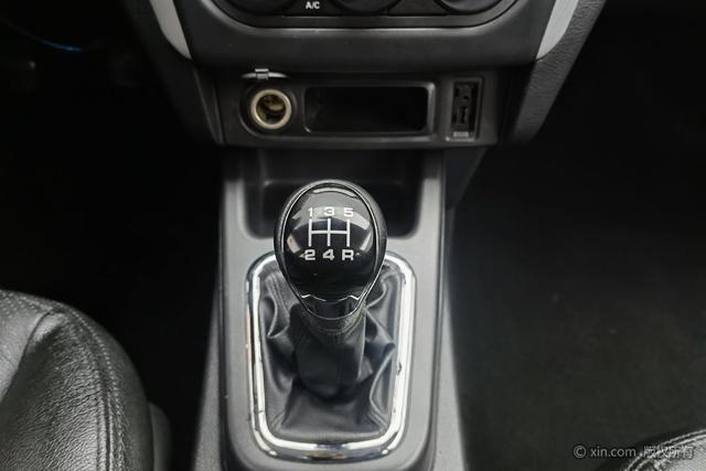 Forthing JOYEAR S50 2015 car image #18