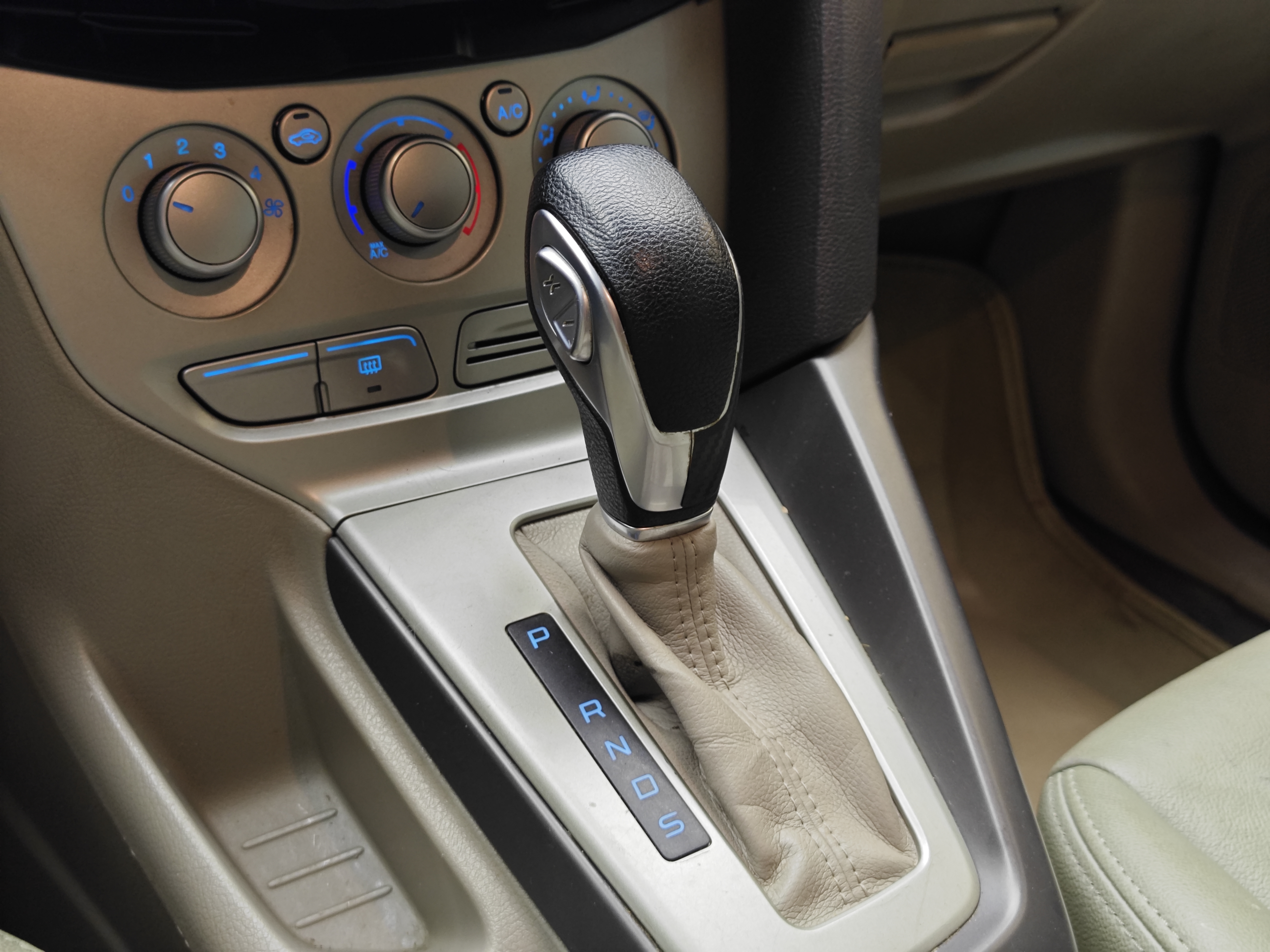 Ford Focus 2014 immagine di auto #18