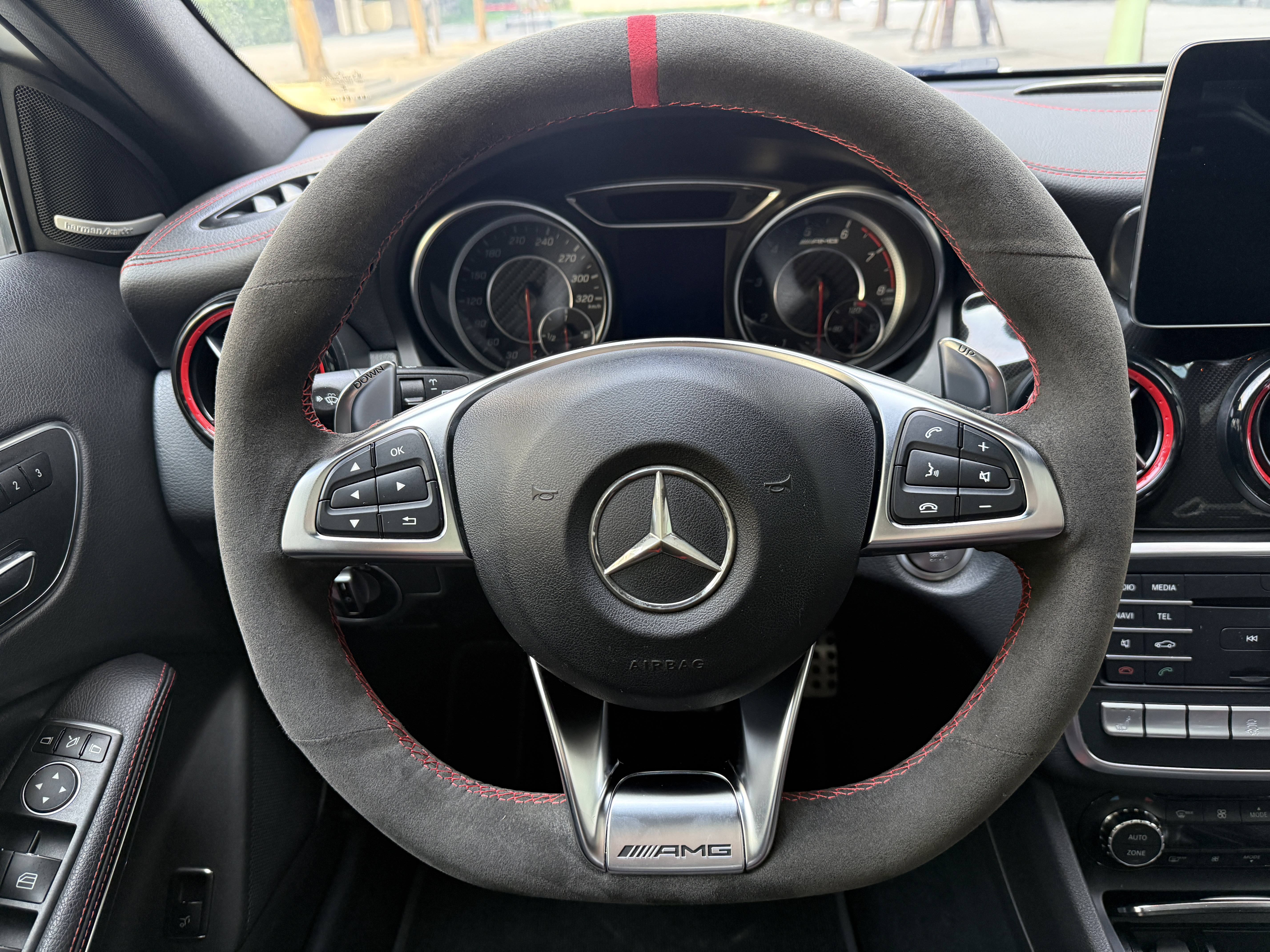 Mercedes-Benz GLA AMG 2019 immagine di auto #18