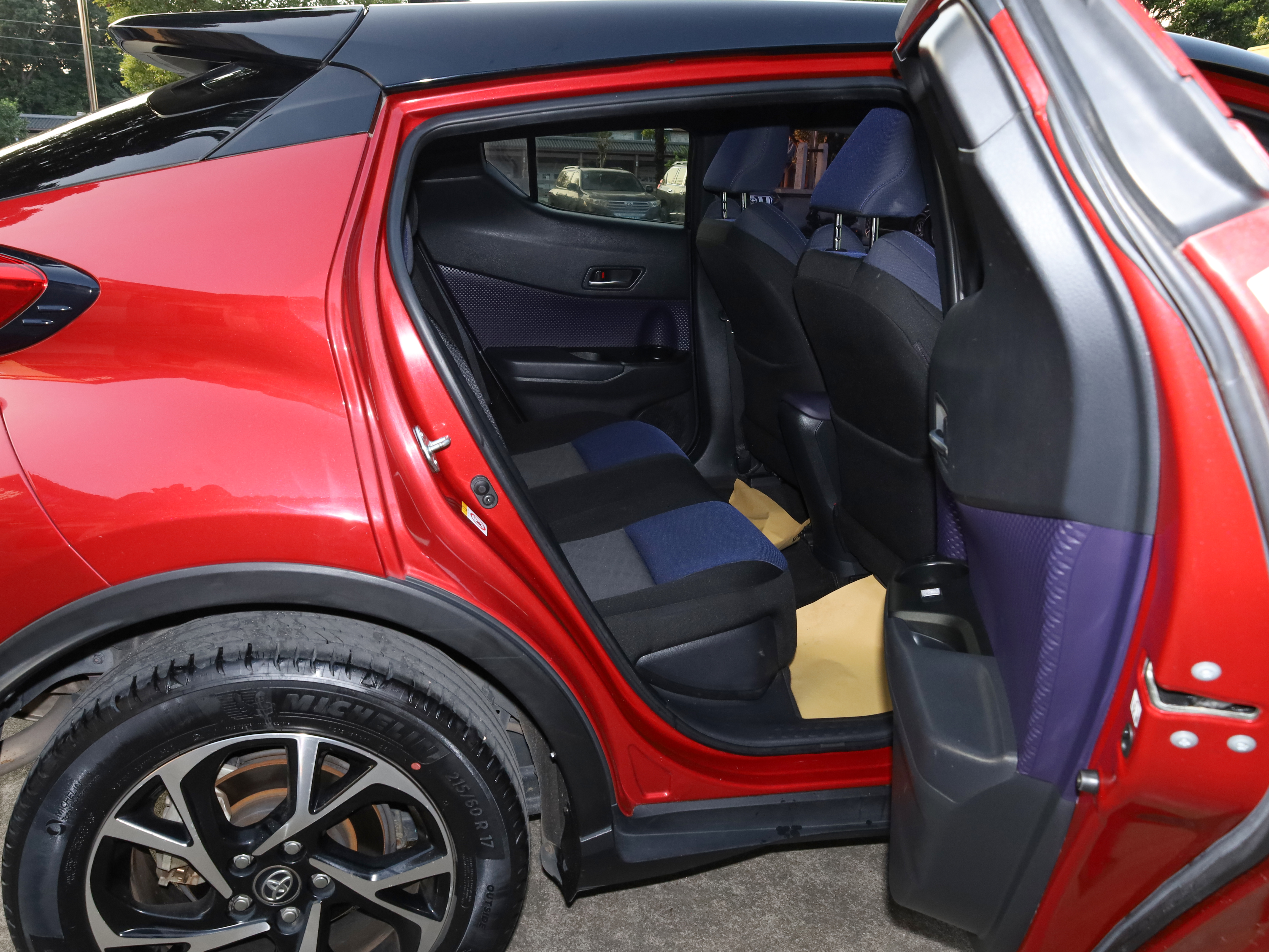 Toyota C-HR 2019 car image #18
