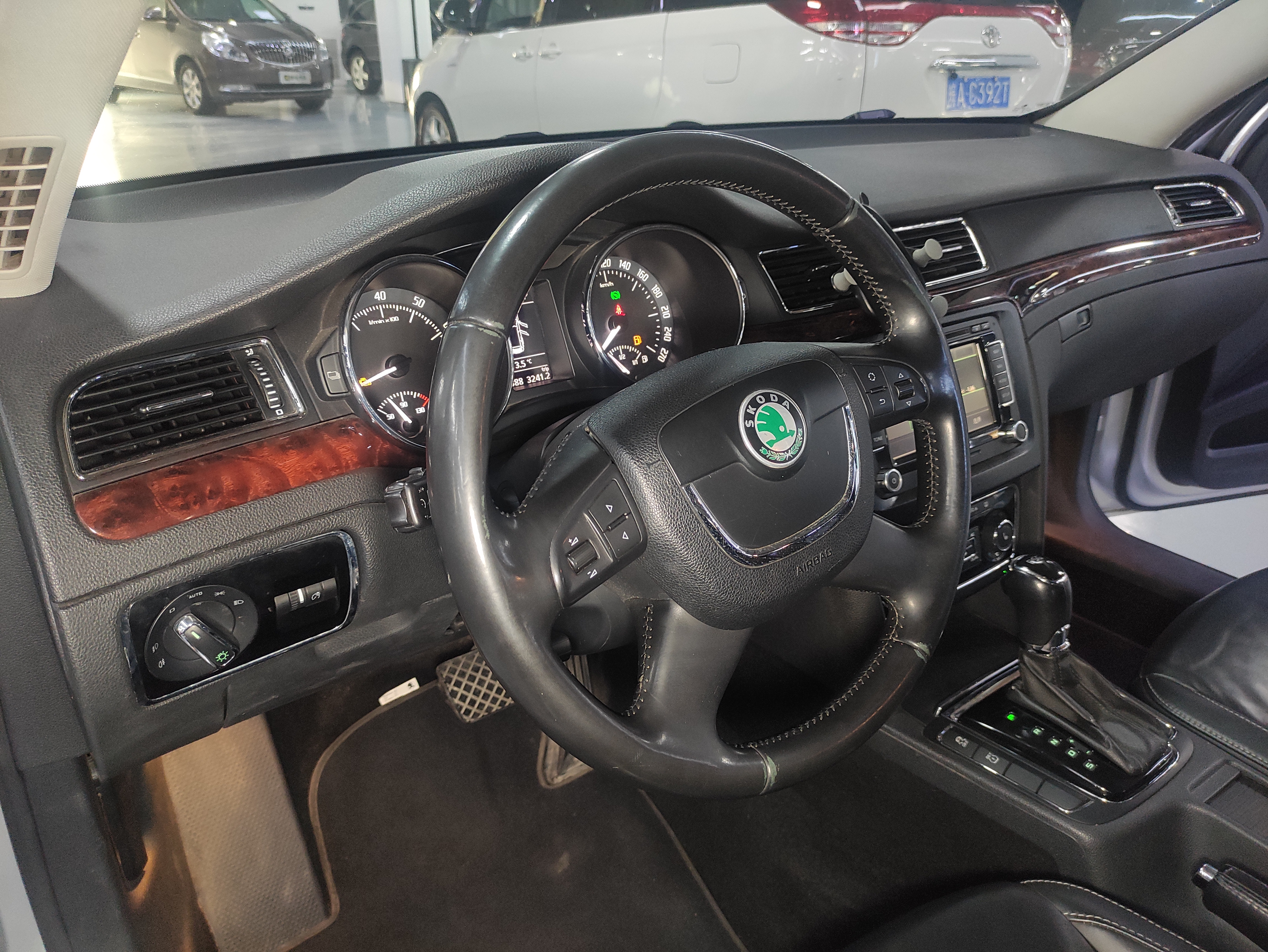 Skoda Superb Combi 2014 car image #18