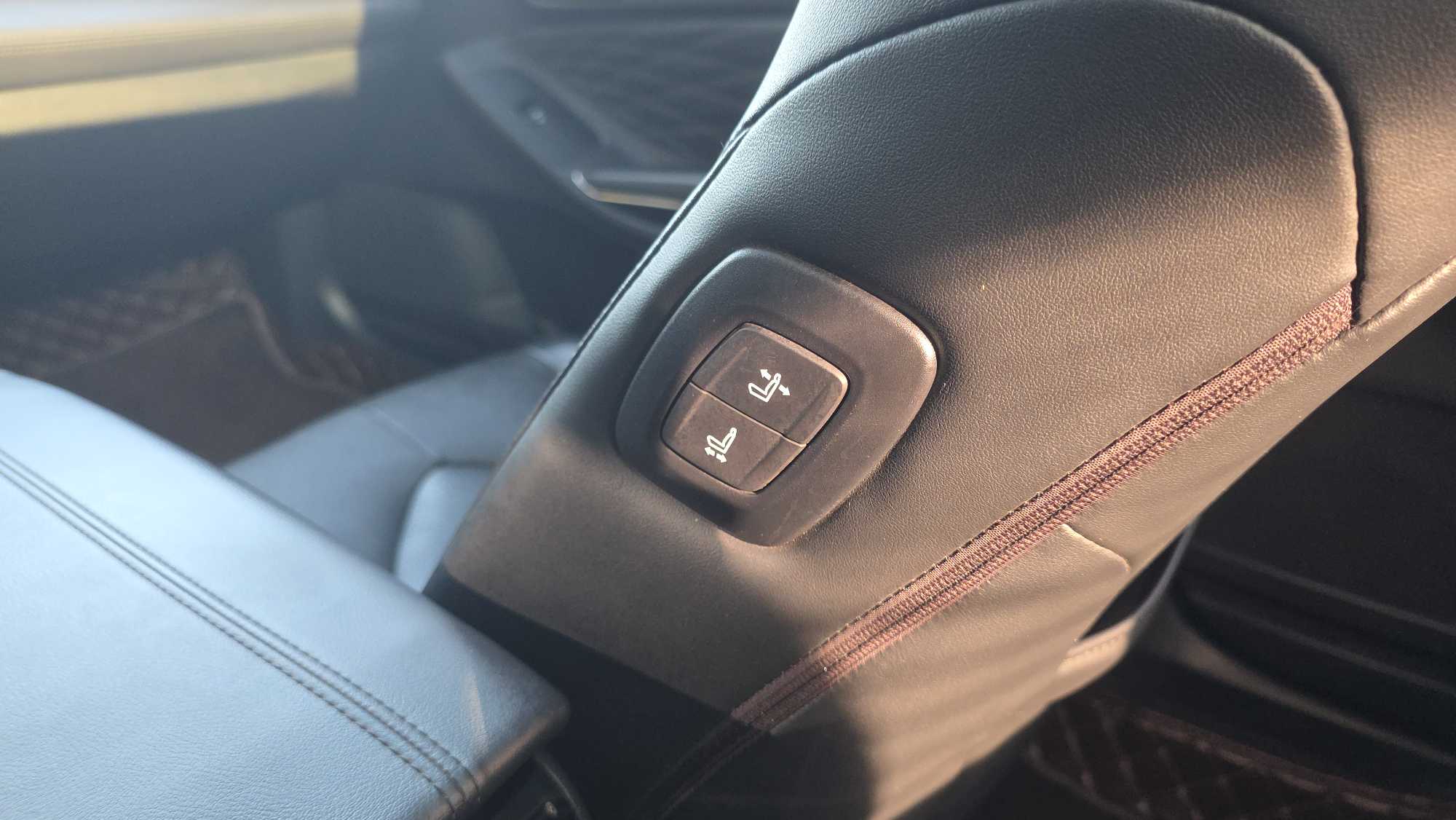 Toyota Avalon 2019 car image #18