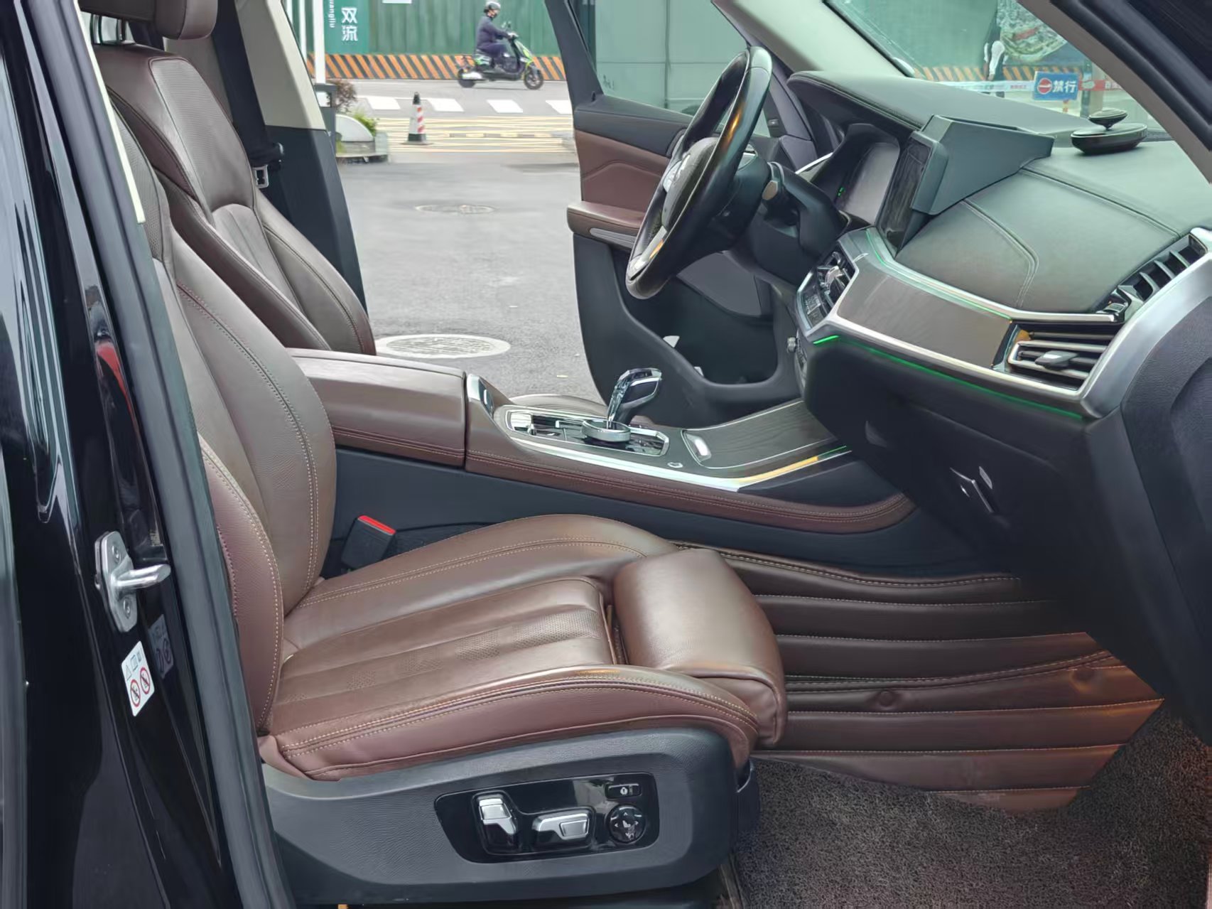 BMW X7 M60i 2019 car image #18