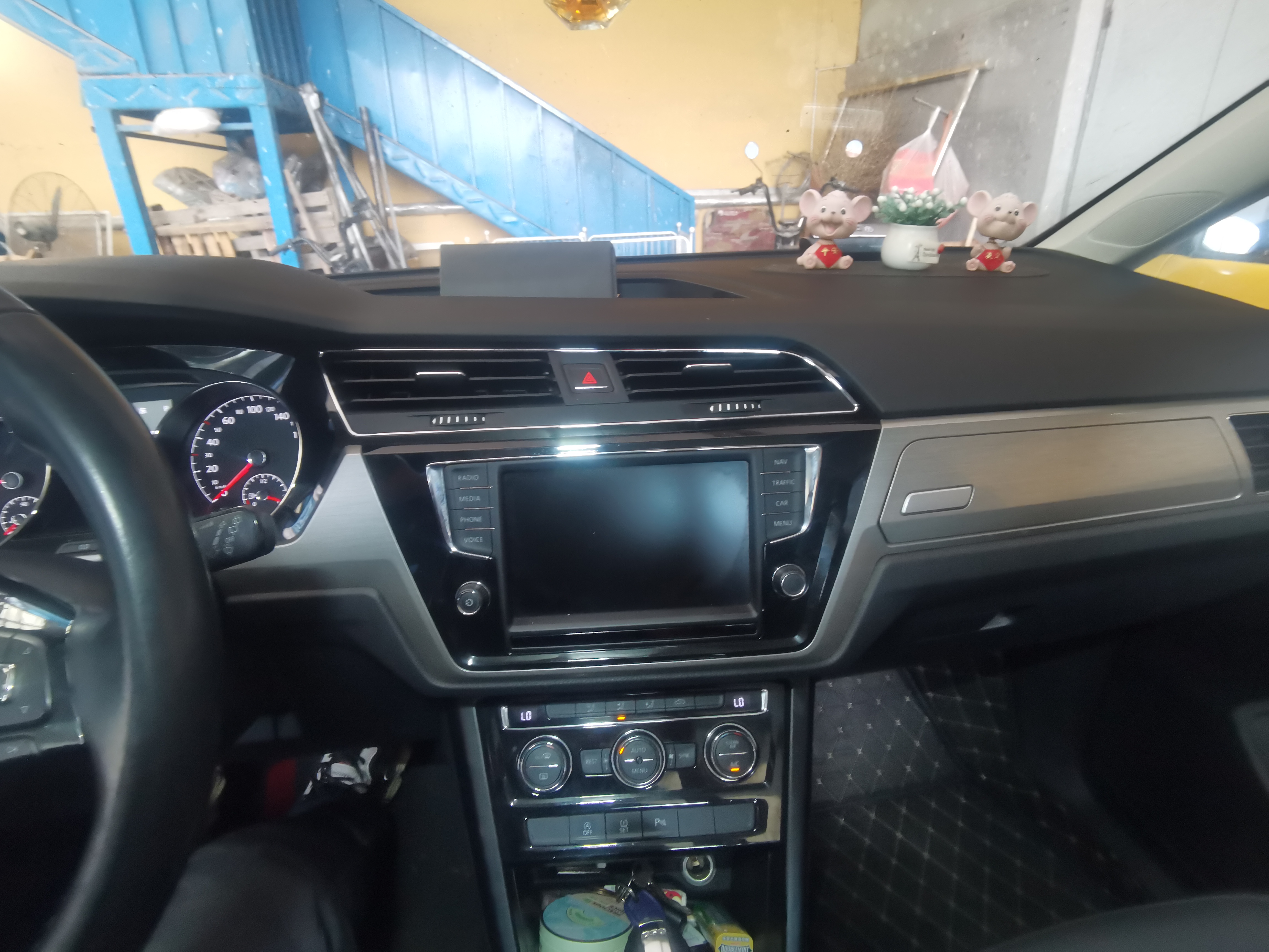 Volkswagen Touran 2020 car image #18