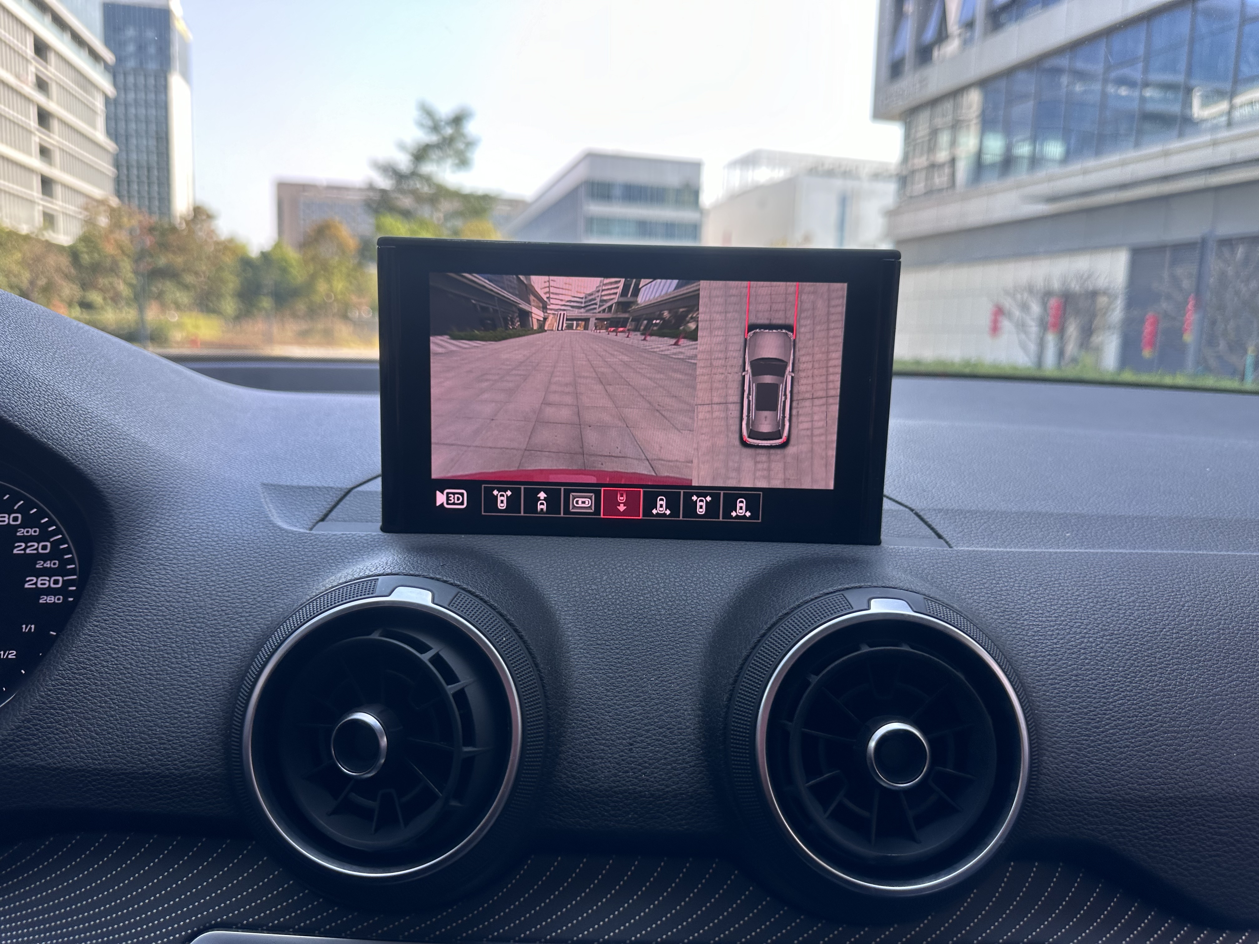 Q2L 2020 car image #18