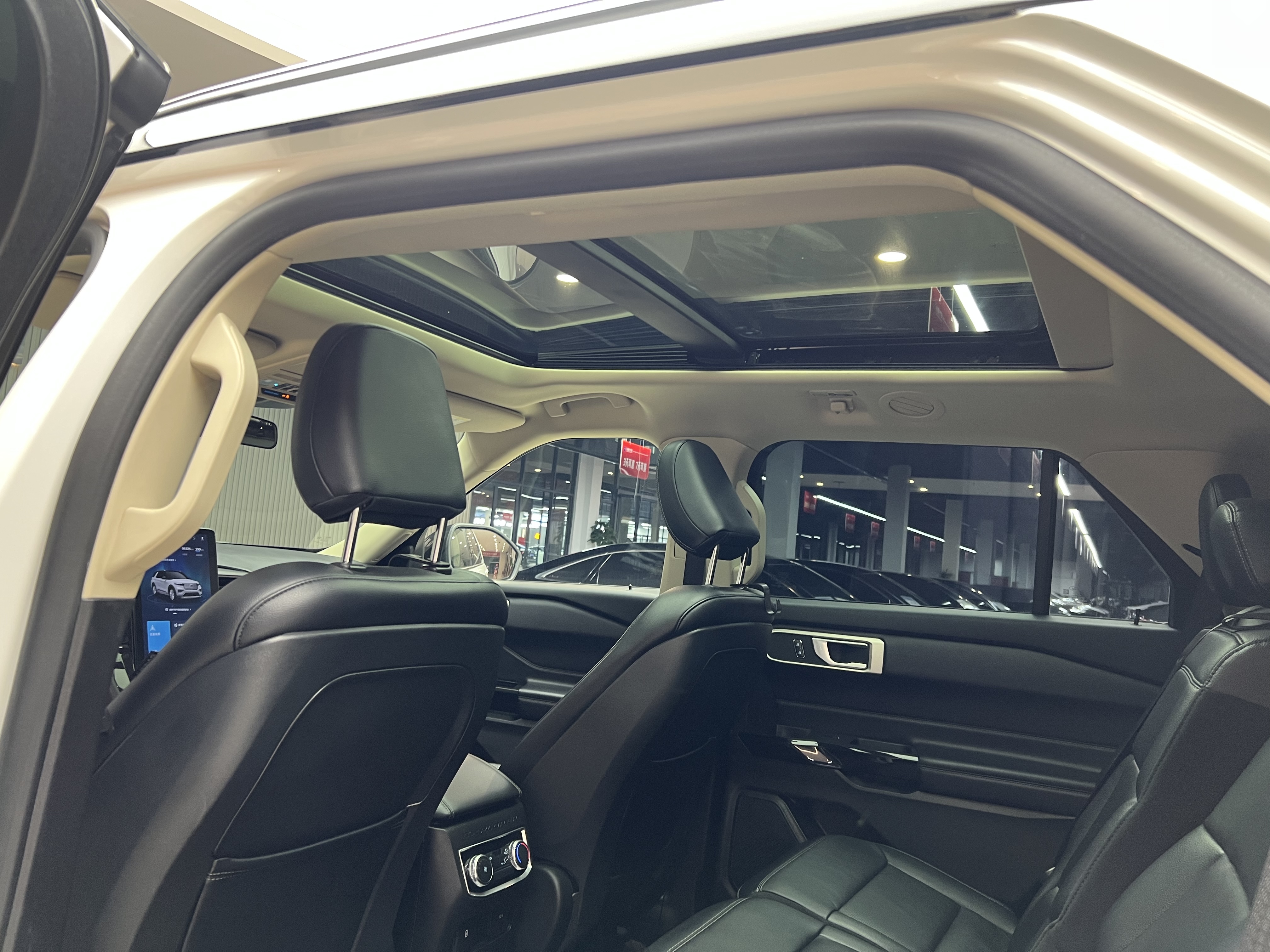 Ford Explorer 2021 car image #18