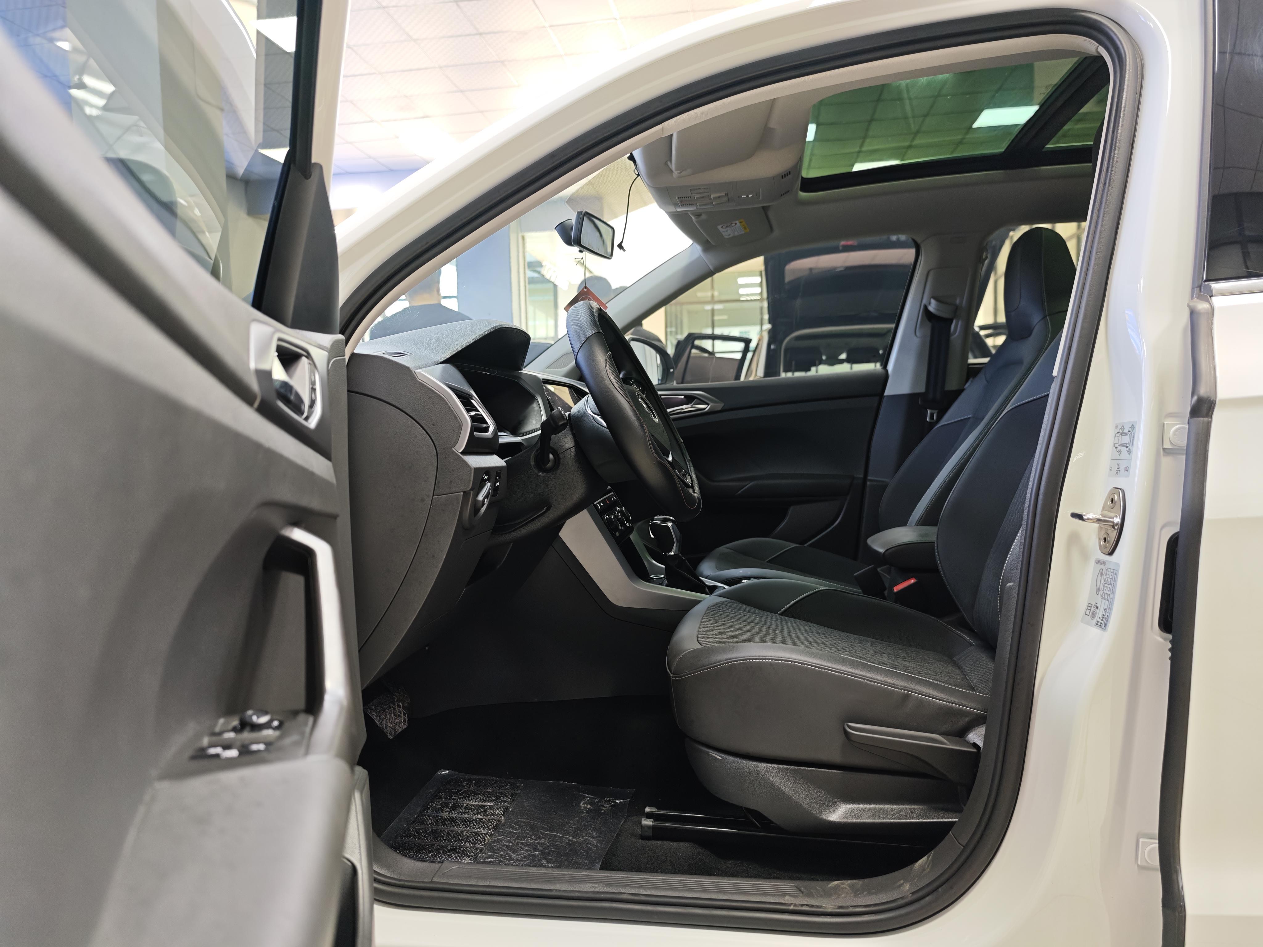 Volkswagen T-Cross 2021 car image #18