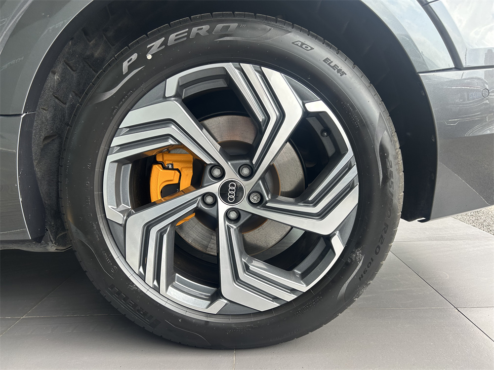 Audi e-tron 2023 car image #18