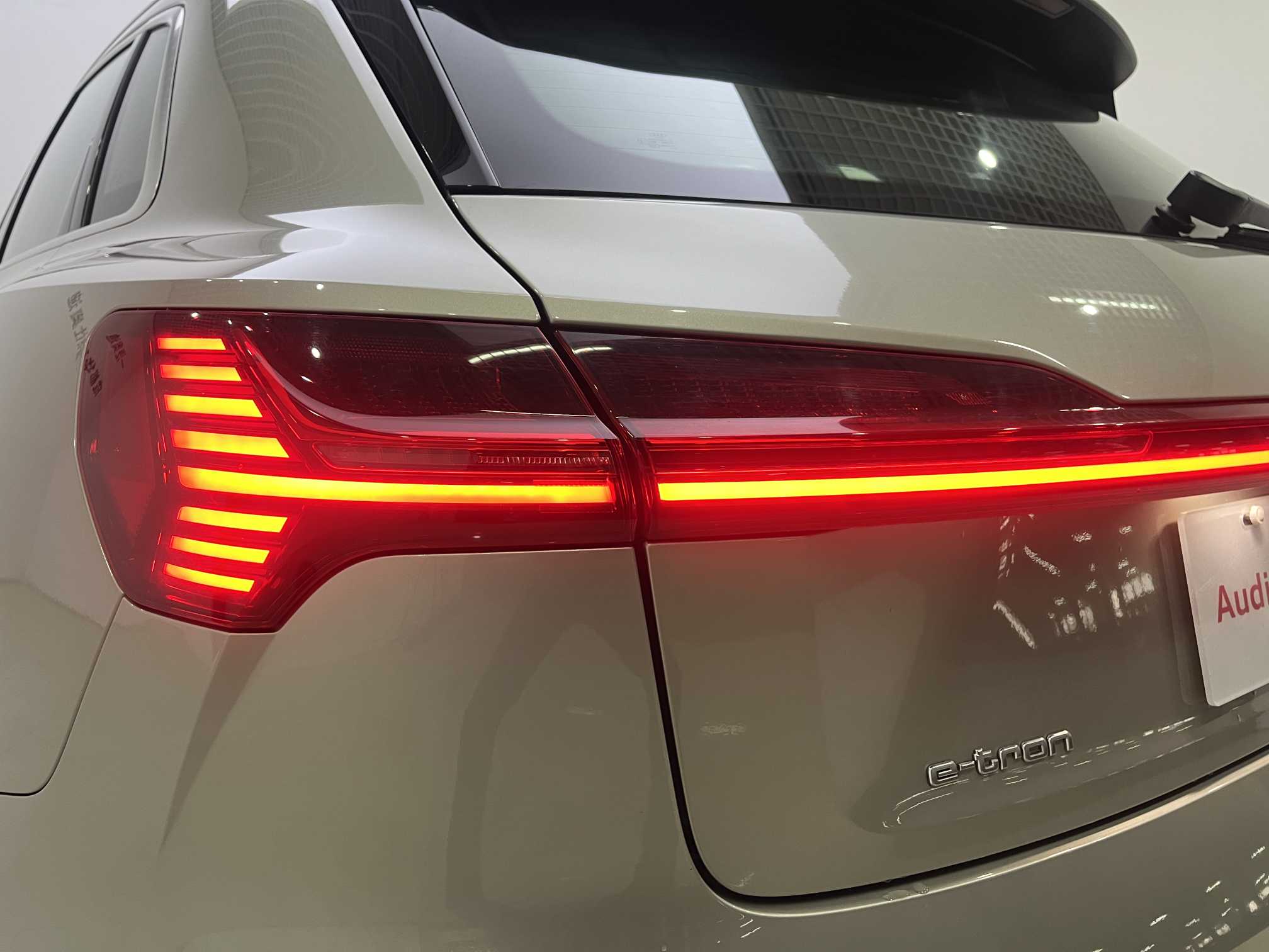 Audi e-tron 2022 car image #18