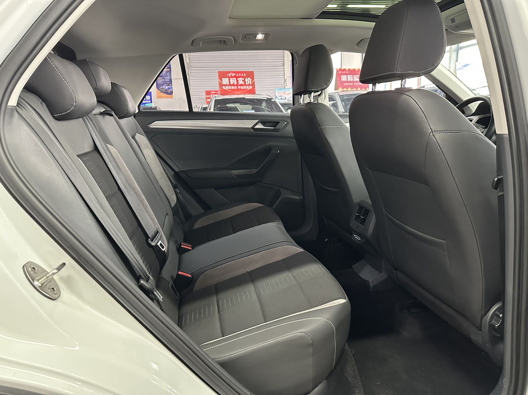 Volkswagen T-Roc 2022 car image #18