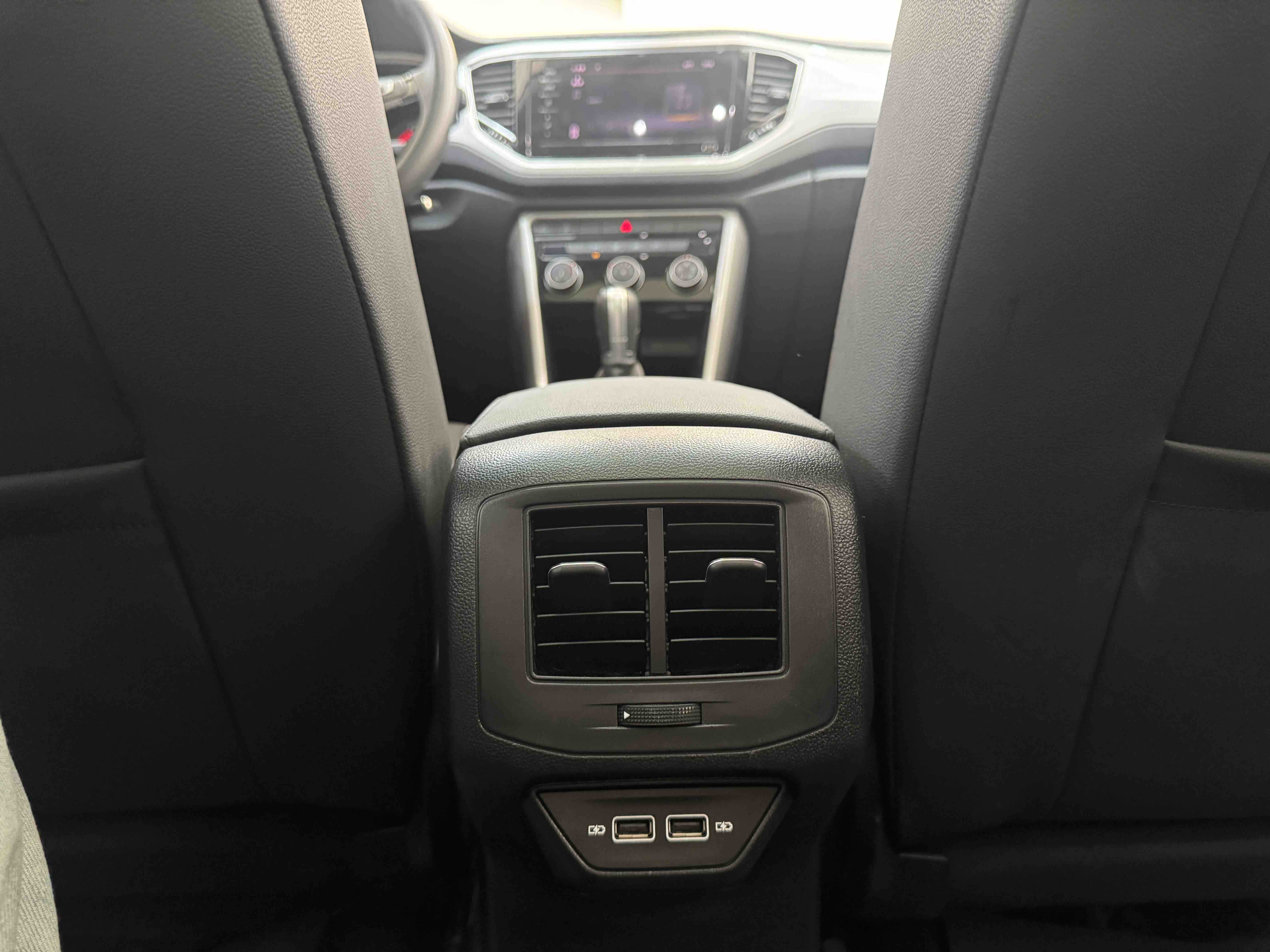 Volkswagen T-Roc 2021 car image #18