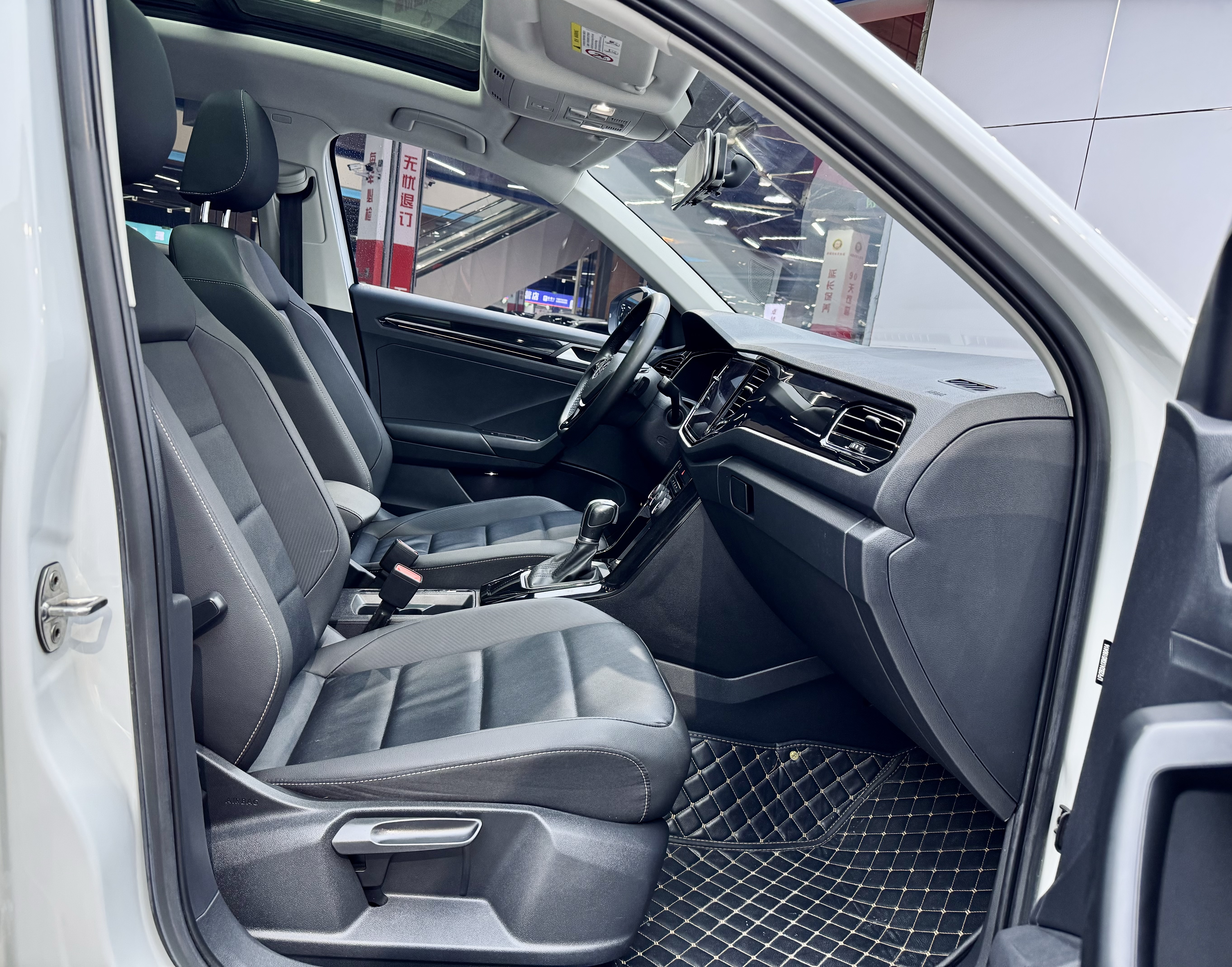 Volkswagen T-Roc 2022 car image #18