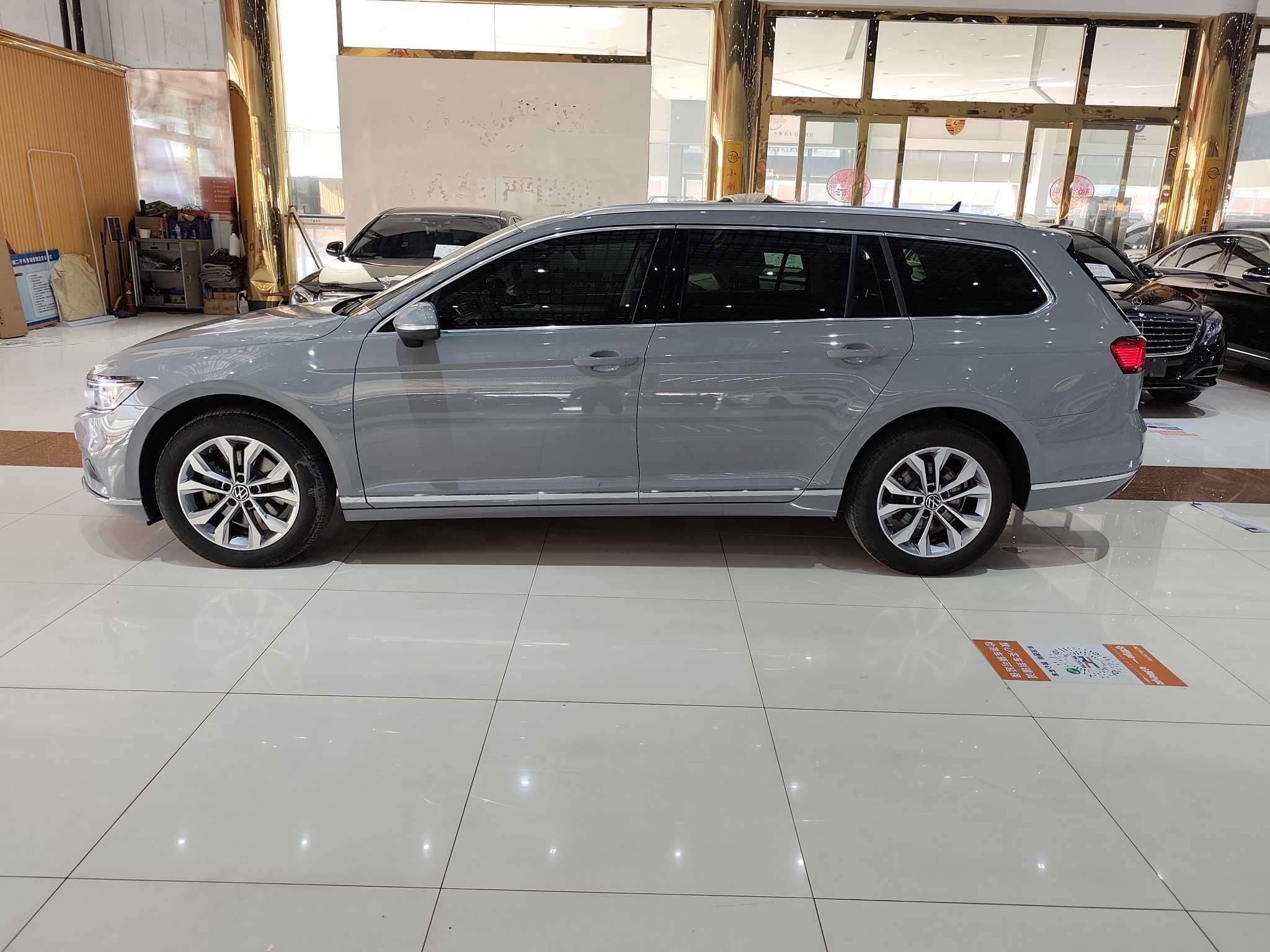 Volkswagen Passat Variant 2023 immagine di auto #18