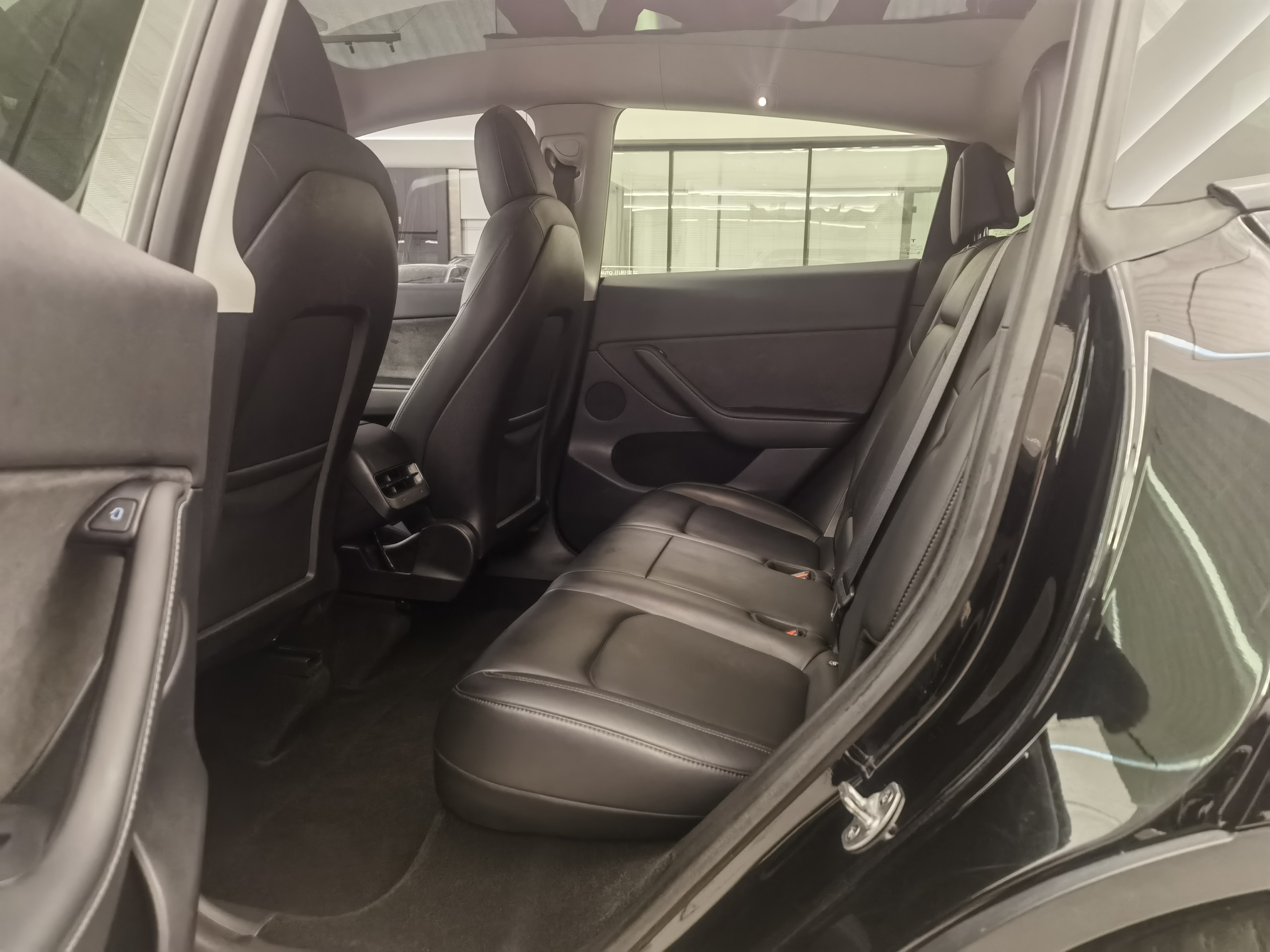 Tesla Model Y 2022 car image #18