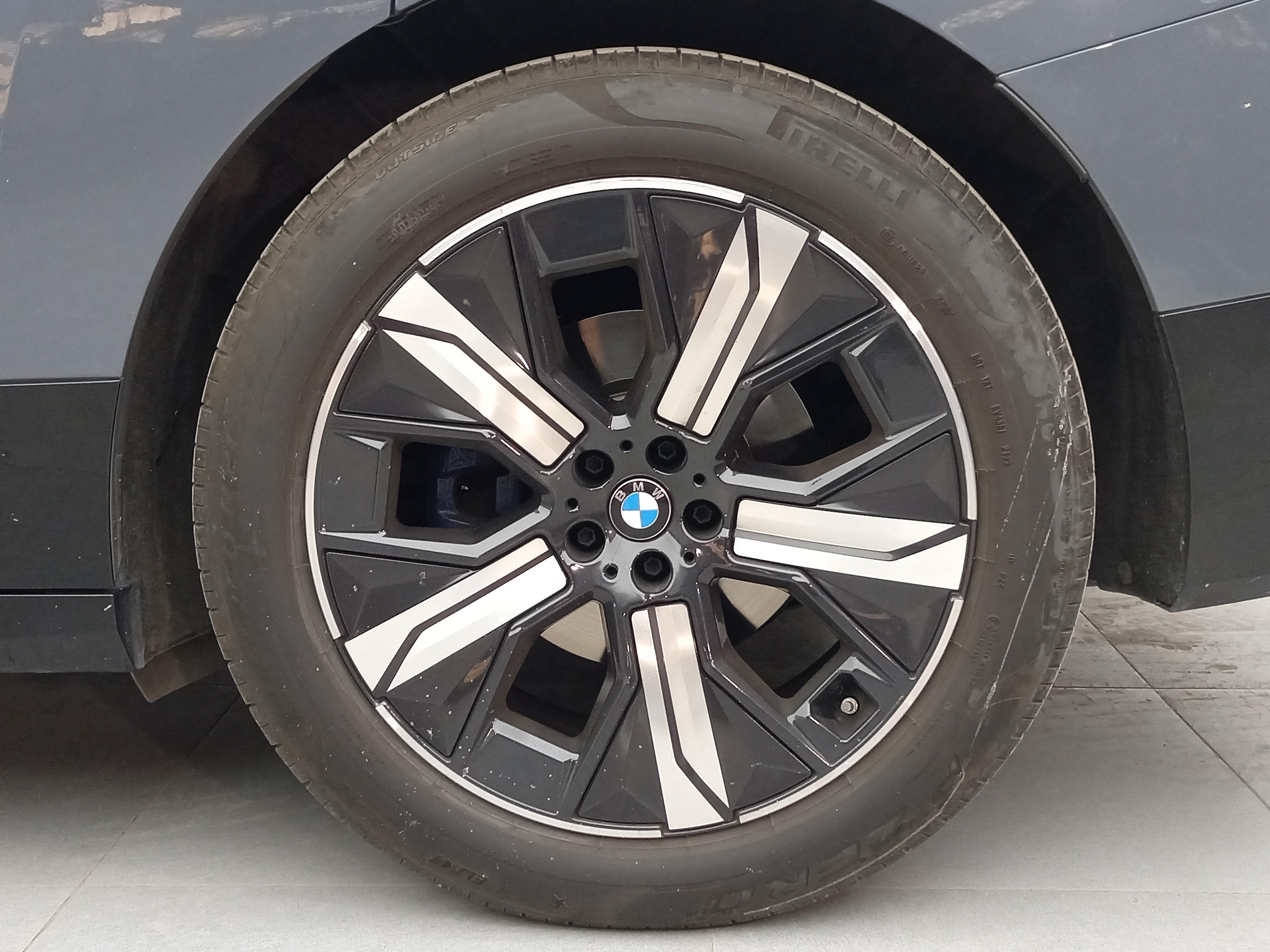 BMW iX 2023 car image #18