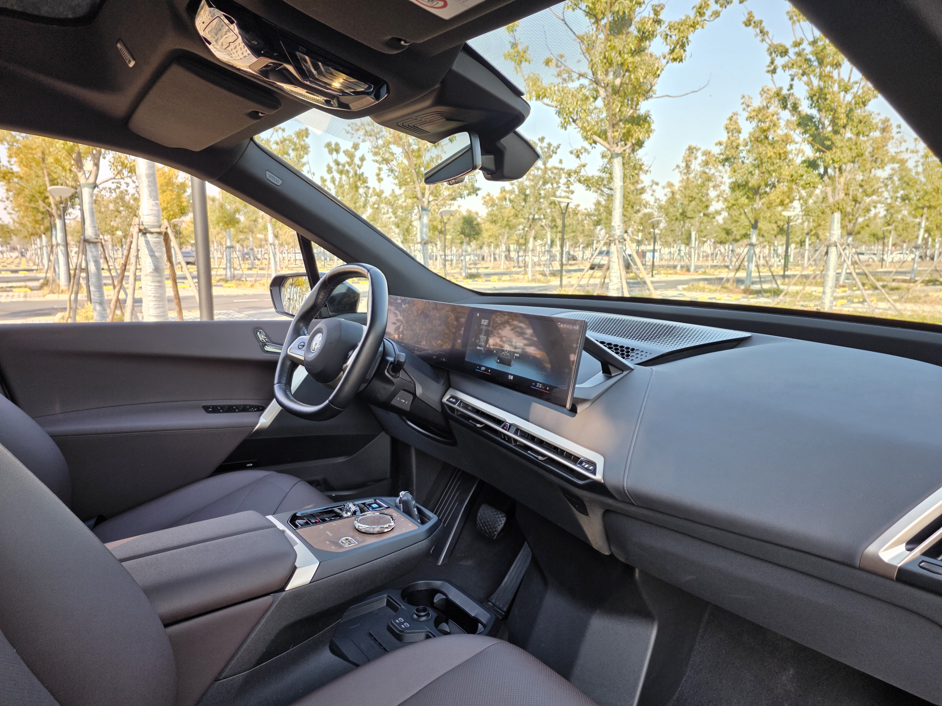 BMW iX 2022 car image #18