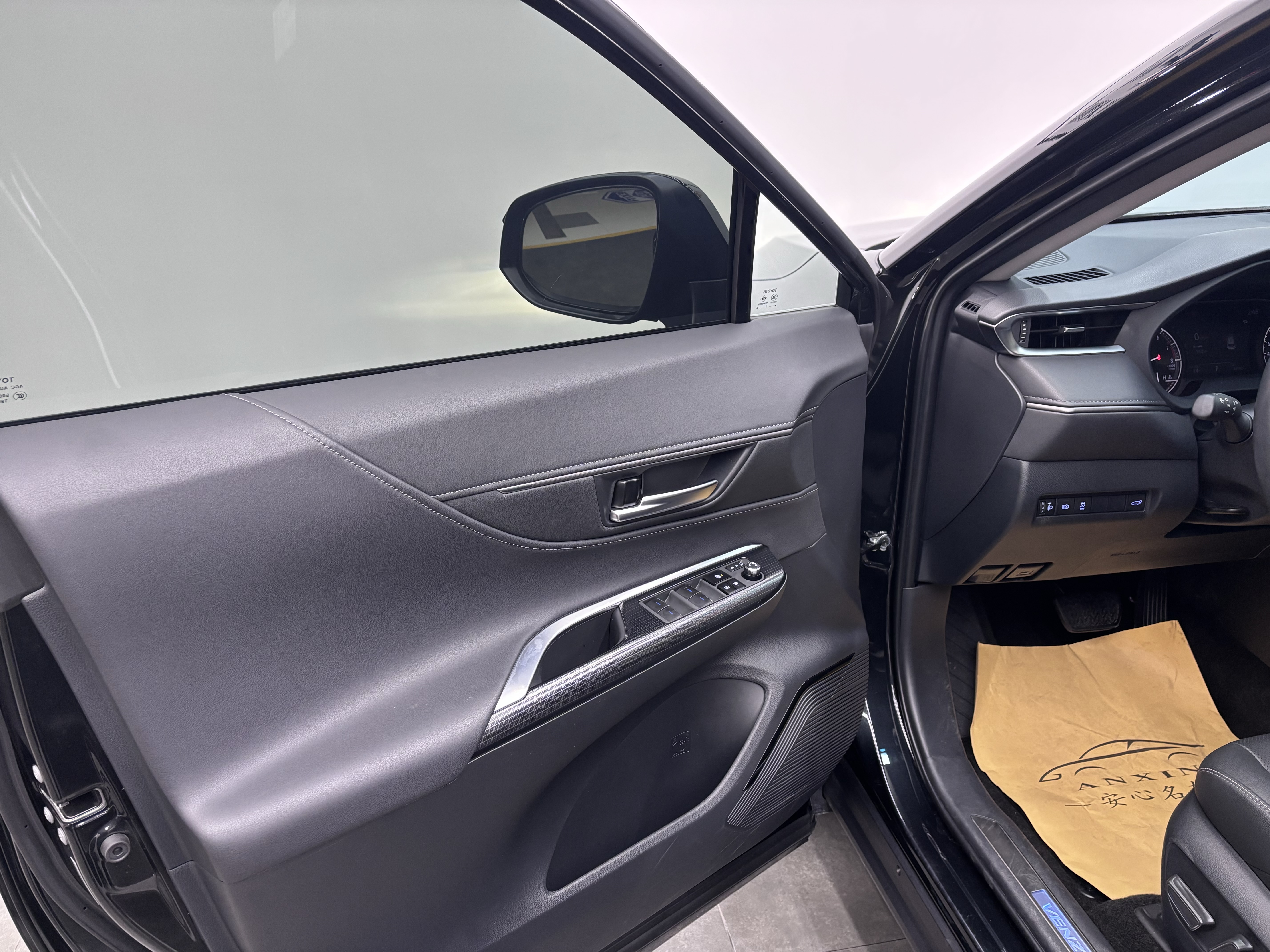 Toyota Venza 2023 car image #18