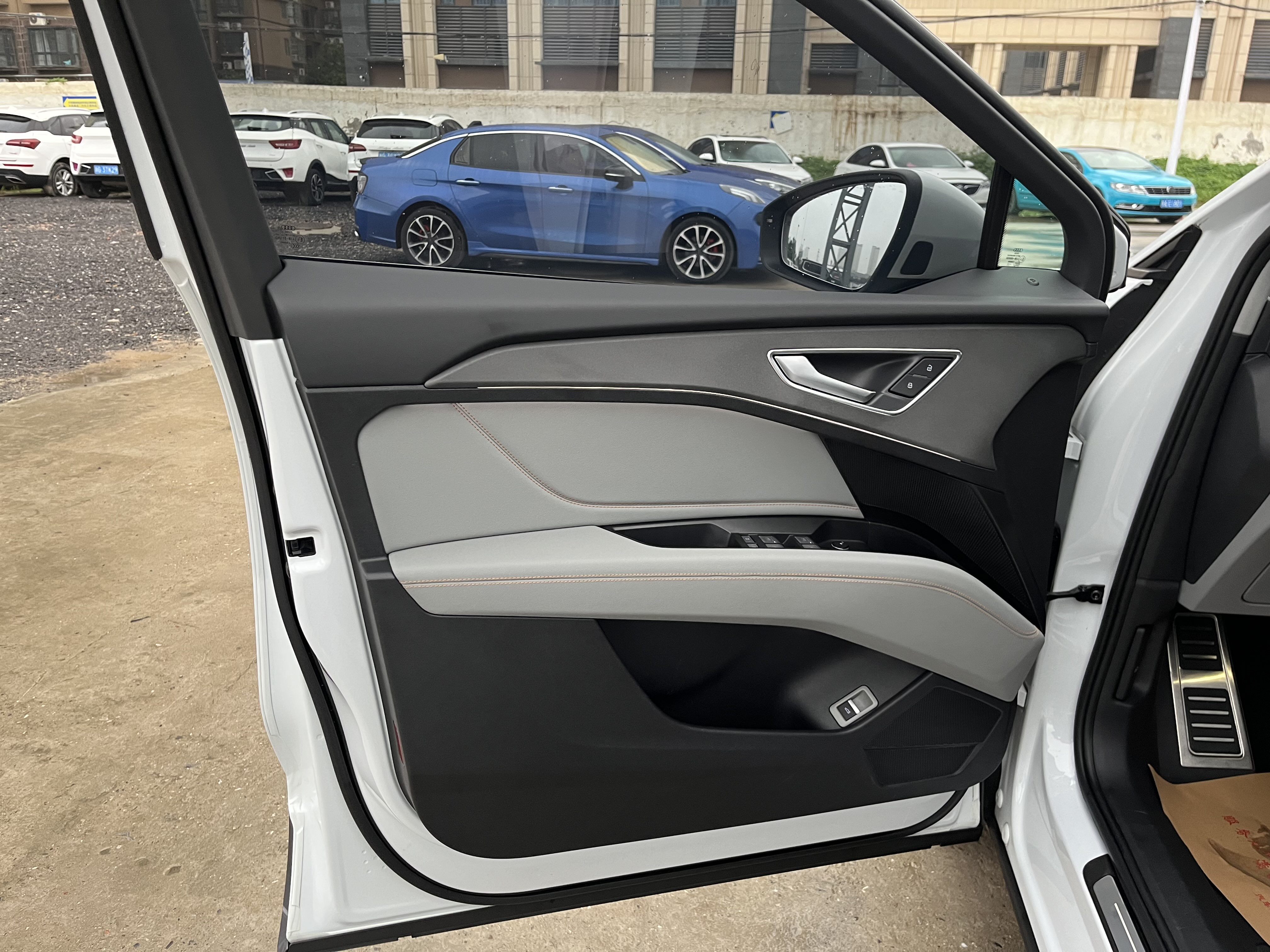 Audi Q5 e-tron 2023 immagine di auto #18