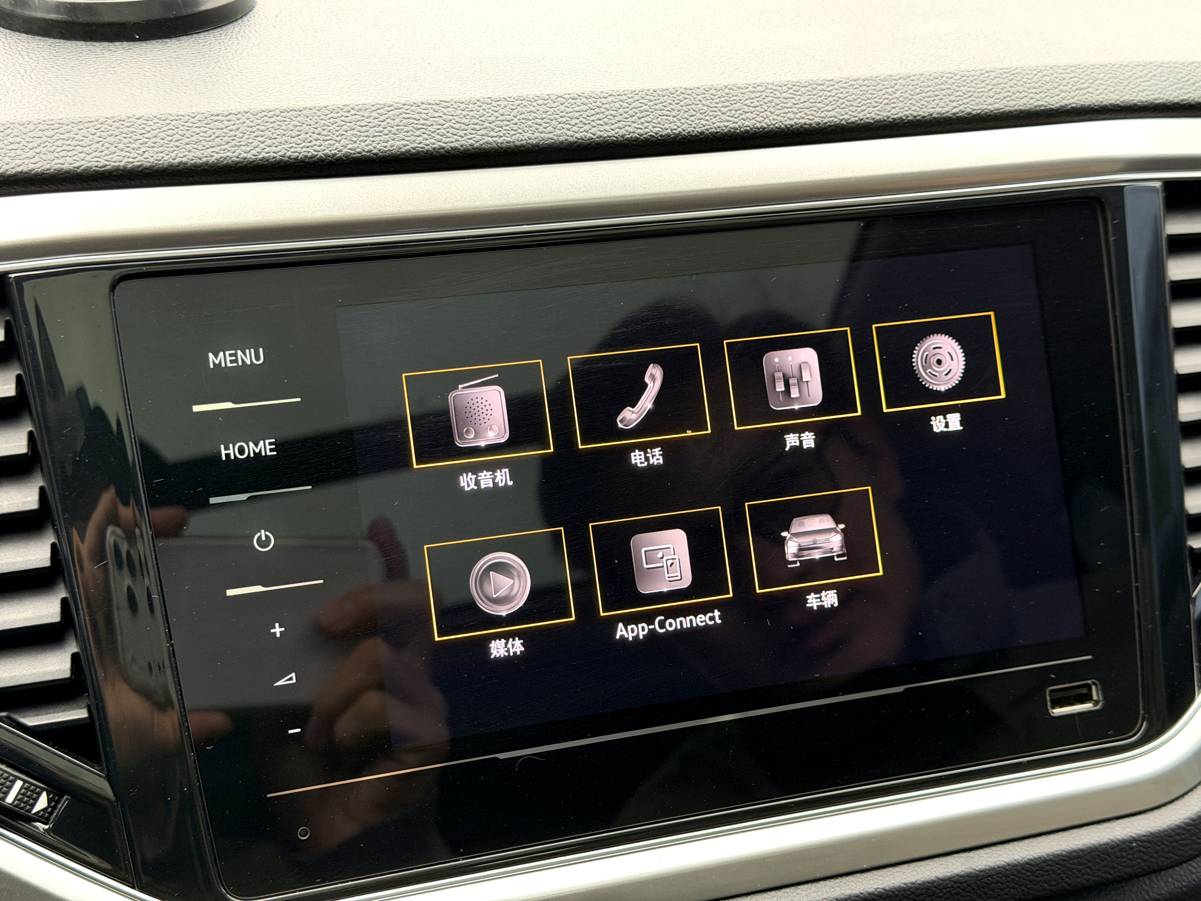 Volkswagen T-Roc 2023 car image #18